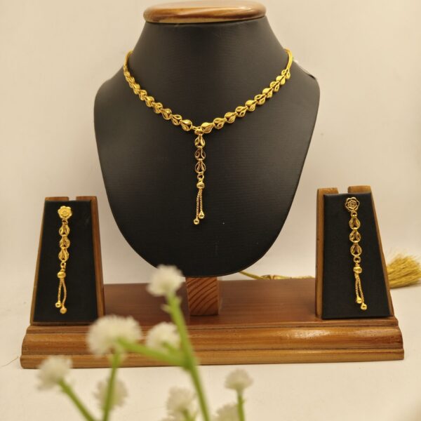 Pushpo 🌸 – A delicate floral inspired necklace set that adds timeless elegance to your look.