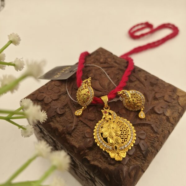ad mayur pendent set